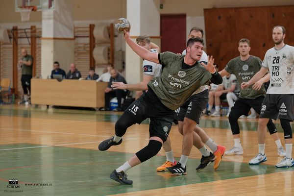 rk-kk-vs-rk-tt-255EFA4DB8-74B9-34D9-2039-3E3BC0E7E1FF.jpg